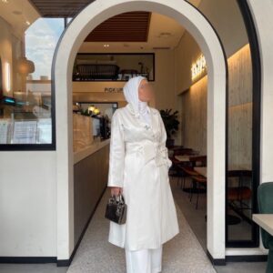 Alternative view of white chic trench coat